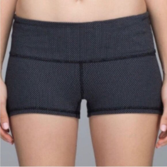 Lululemon Boogie Short Diamond Dot Black  WhiteSize 4 - Picture 1 of 7